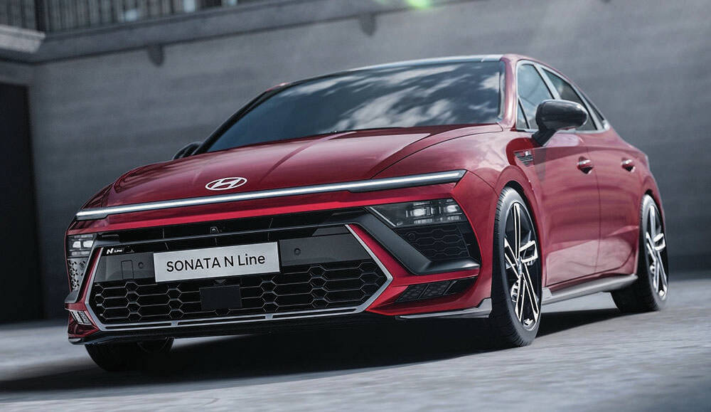 The 2024 Hyundai Sonata gets a gorgeous front and rear redesign, highlighted by the full-width light bar above the wide grille. PHOTO: HYUNDAI