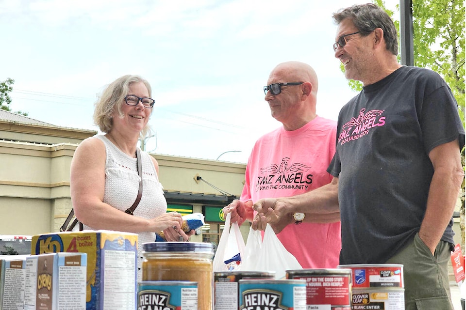 When Marijke Ezinga (L) saw the Kimz Angels donation table outside the Murrayville IGA on Saturday, June 24, she went into the store, bought food and handed it over to volunteers Vince Ford (centre) and Doug Warner. (Dan Ferguson/91ԭ Advance Times)