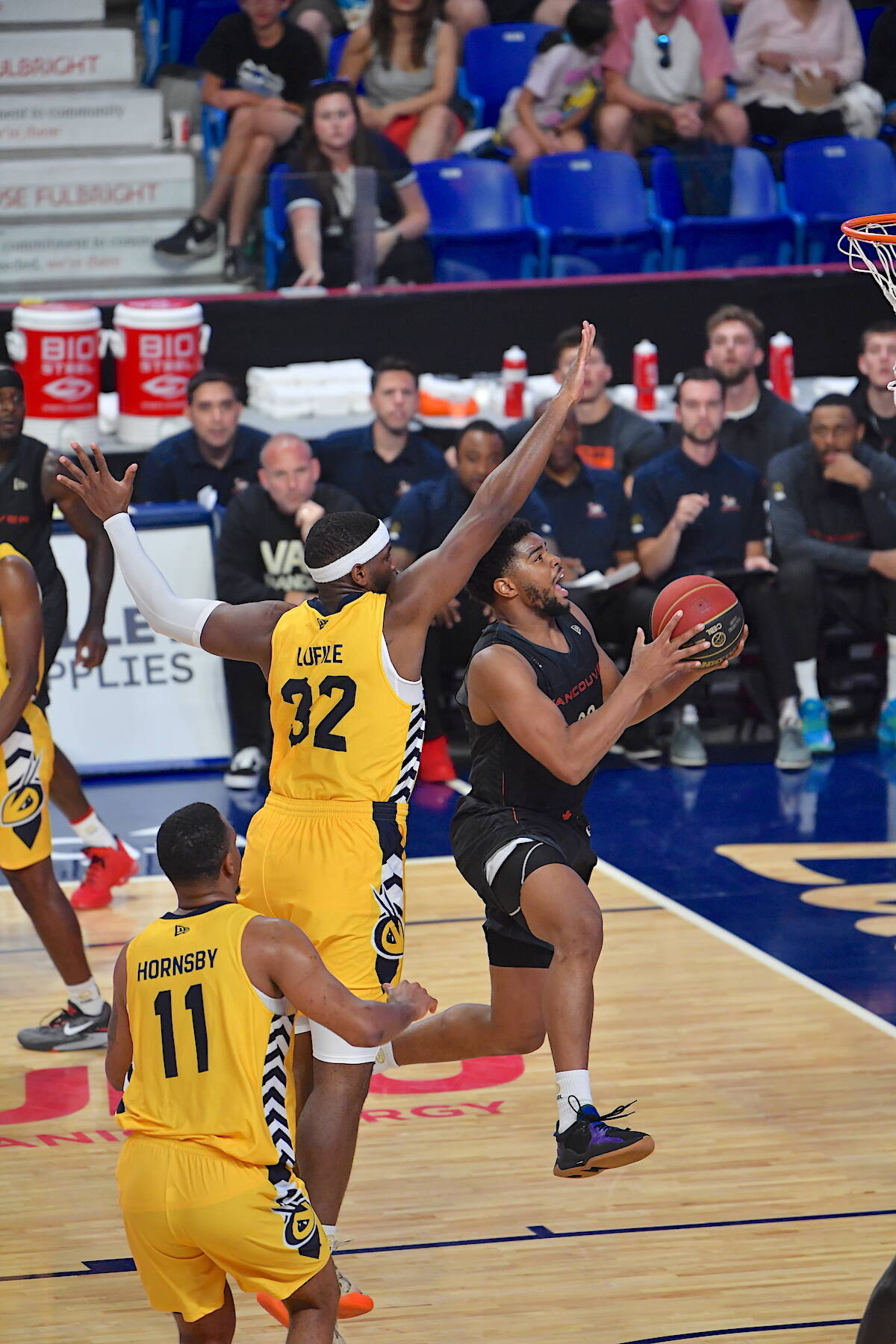 Vancouver Bandits聮 MJ Walker went for a lay-up against the Edmonton Stingers. Bandits won Saturday night, July 1, 90-80 in Canadian Elite Basketball League action at 91原创 Events Centre. (Vancouver Bandits/Special to 91原创 Advance Times)