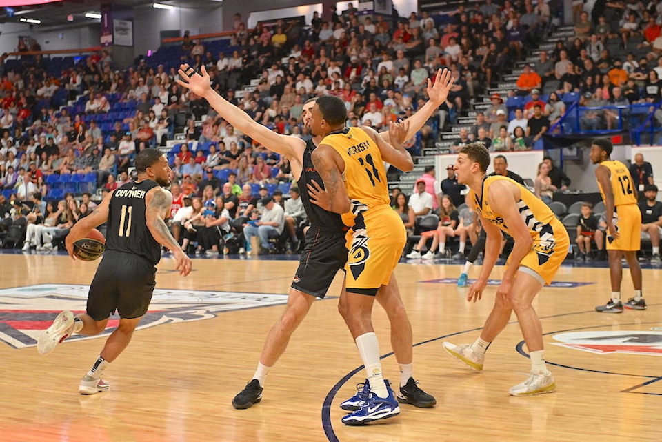 33191260_web1_230702-LAT-DF-Bandits-win-Malcolm-Duvivier-Dribble_1