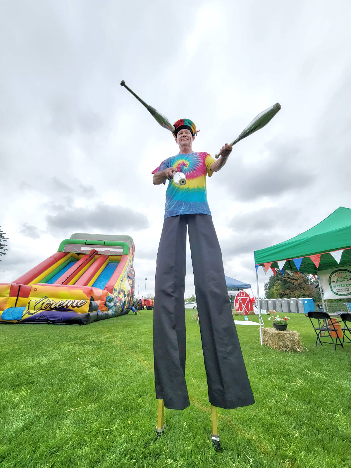 33204445_web1_220716-LAT-DF-Fair-Saturday-juggler_1