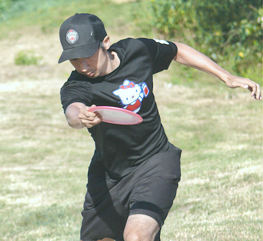 A competitor wound up for a shot during the B.C. disc golf championships at Aldergrove聮s Raptors Knoll park in 2022. Organizers have made a call for volunteers for this year聮s event, set to run July 21-23. (91原创 Advance Times file)