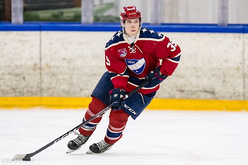 33227178_web1_230705-LAt-DF-Rivermen-sign-Finn-Komarov_1