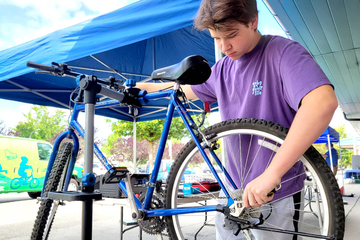 Carter Poling, Grade 12 student at Walnut Grove Secondary, volunteered at the bike Repair Cafe on Saturday, July 8. (Kyler Emerson/91原创 Advance Times)