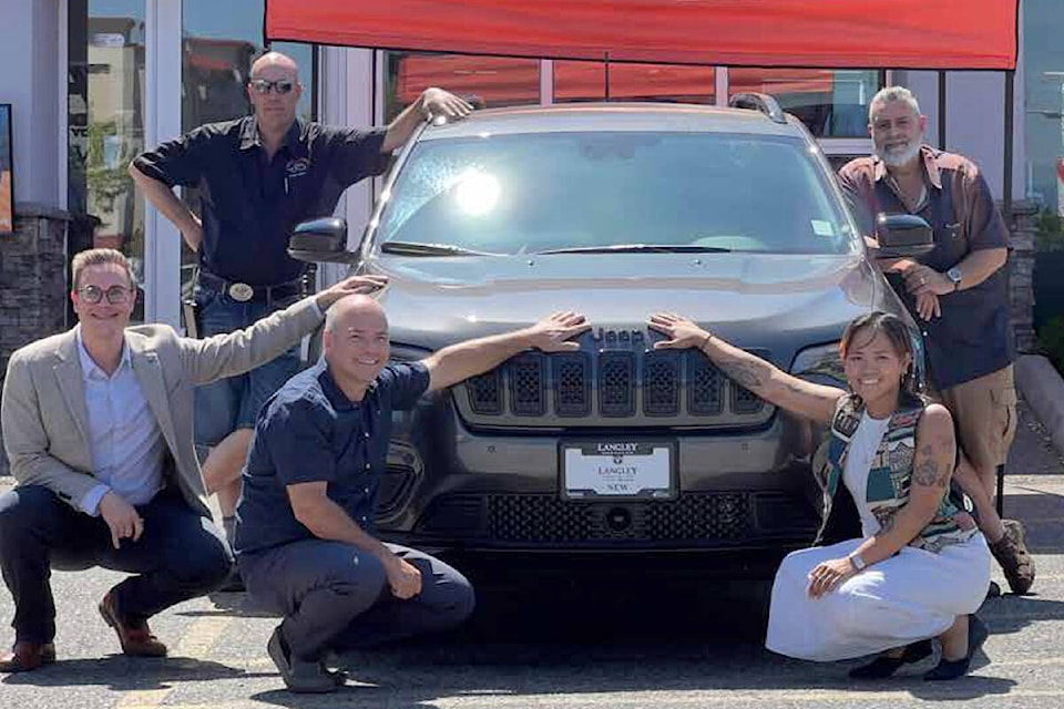 33373647_web1_230721-LAT-HandOverAJeep