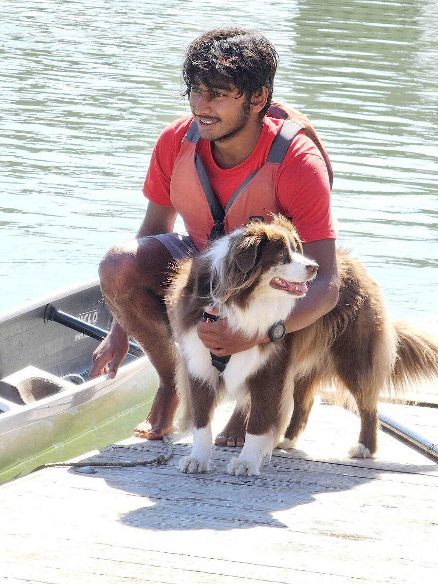 Competitive paddler Bishan Biln had a visit from a friendly dockside dog at the Fort Canoe and Kayak Club open house on Sunday, July 23. (Dan Ferguson/黑马磁力)