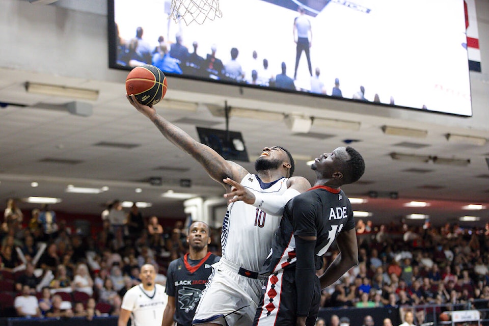 33450892_web1_230729-LAT-DF-Bandits-down-Ottawa-Duane-Notice-lay-up_1