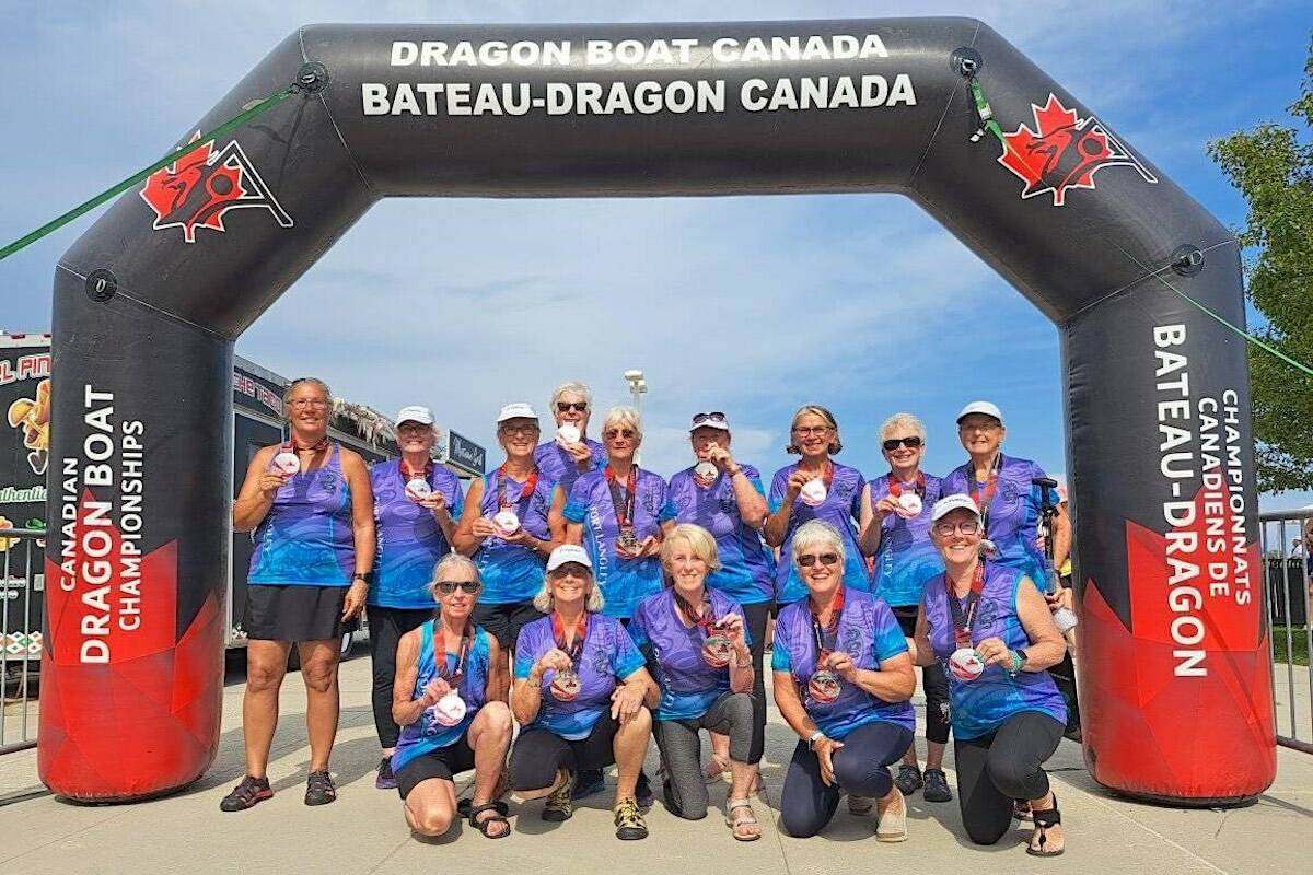 91原创聮s D聮Fyance team of dragon boat racers showed off their silver medals, won at the 2023 Canadian Dragon Boat Championships in Welland, Ontario July 20 - 23. (Special to 91原创 Advance Times)
