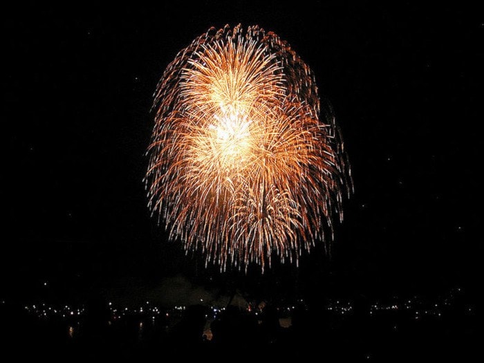 35221mapleridge800px-Stewart-Fireworks_fountain