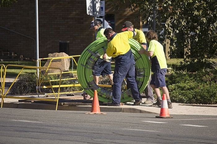 63160mapleridge800px-NBN_Co_fibre_optic_cable_being_laid_in_Tarcutta_St_in_Wagga_-6