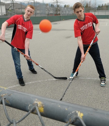 94829mapleridgeTE0427_ballhockey01c