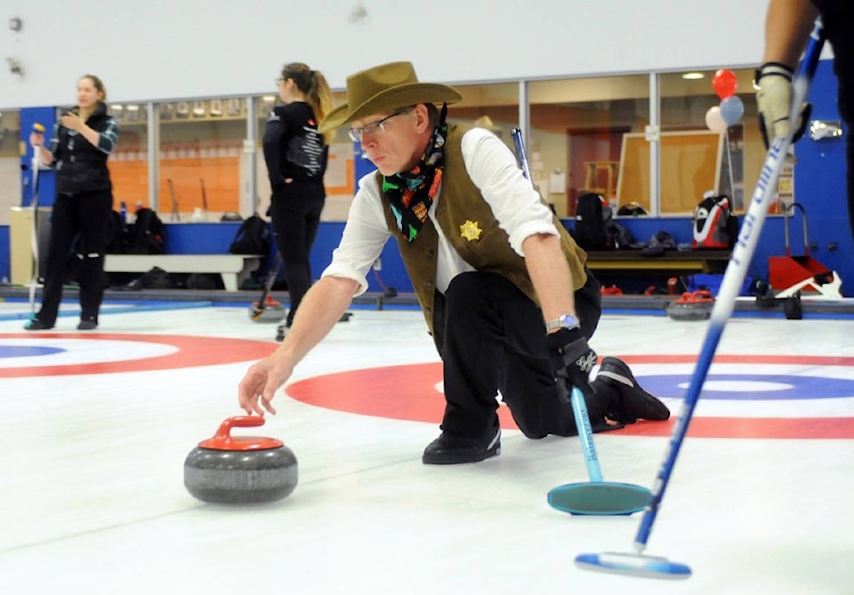 8366054_web1_170903-MRN-M-curling-1c