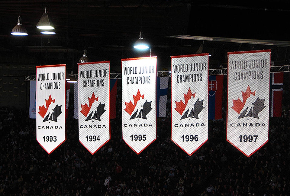 10095950_web1_Canada-s_ice_hockey_junior_team_banners