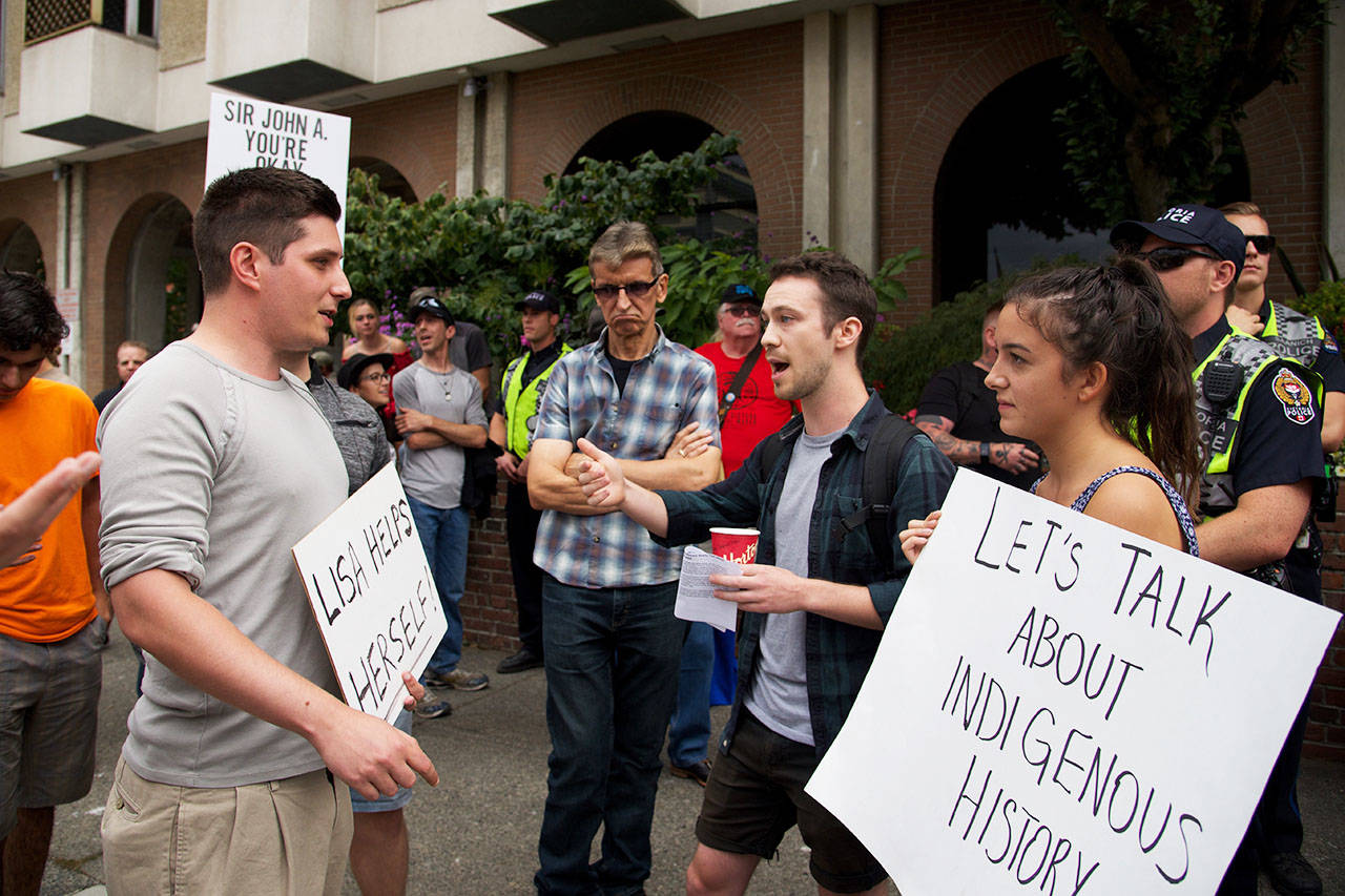 13101234_web1_180811-VNE-Protest10