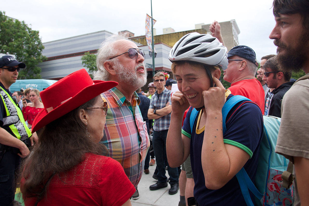 13101234_web1_180811-VNE-Protest5