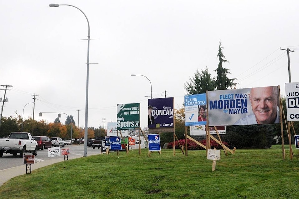 13904115_web1_181010-MRN-M-election-signs-general-1