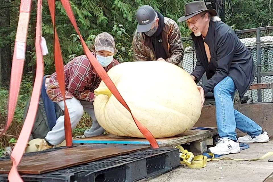 23060854_web1_201020-MRN-CF-giant-pumpkin-contest_1