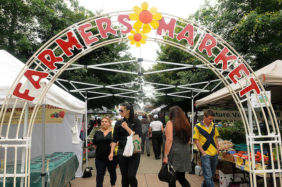 24605979_web1_200709-MRN-FarmersMarketReOpens-Market2_1