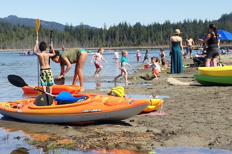 24906159_web1_210420-MRN-CF-Whonnock-Lake-crowds_1