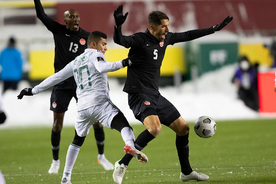 27210861_web1_211116-CPW-Mexico-Canada-soccer_1