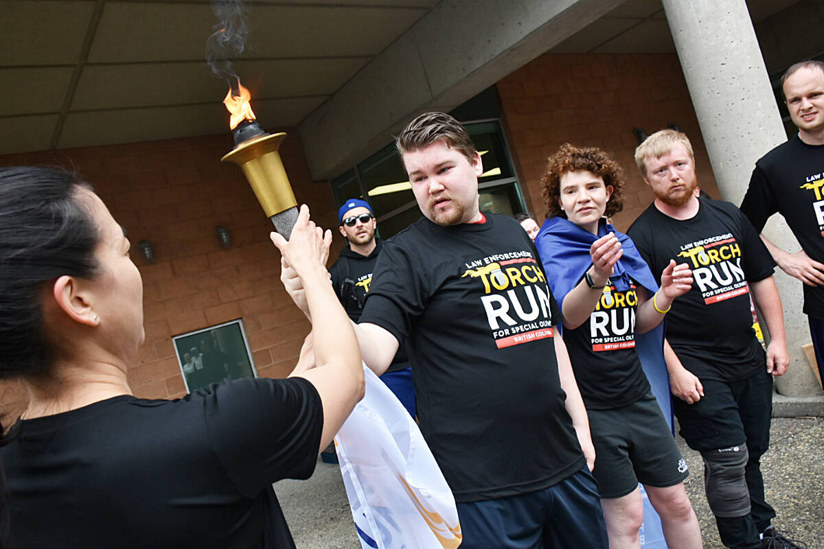 29390482_web1_220608-MRN-CF-torch-run-RCMP_3