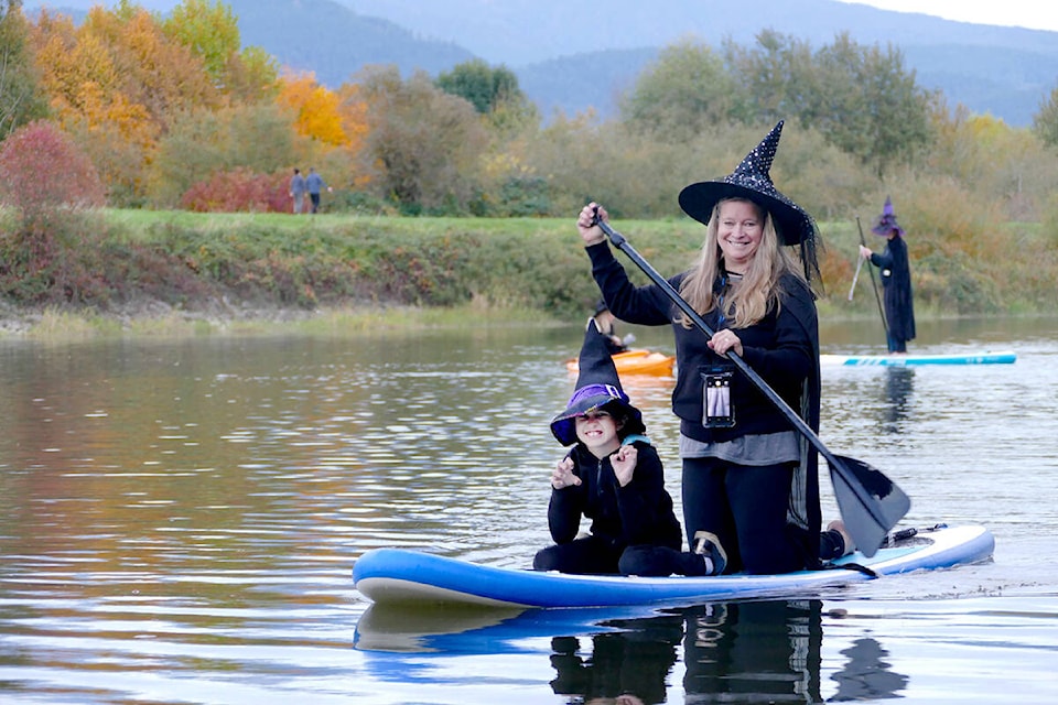 30623965_web1_211020-MRN-PK-Witches.Paddling-WITCHES_3