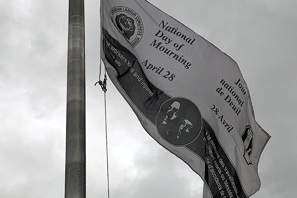 32546891_web1_200426-LAT-day-of-mourning-flag_1