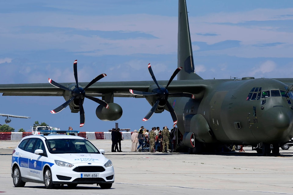 32549795_web1_230427-CPW-Canada-Sudan-airlift-underway-plane_1