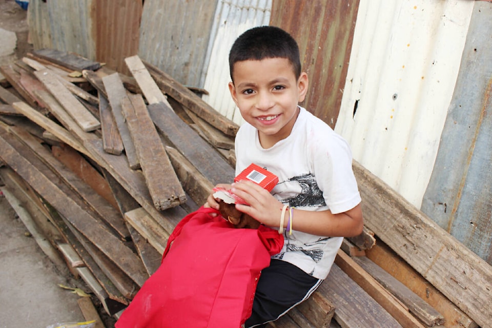 32964187_web1_230608-MRN-CF-Operation-Christmas-Child-CostaRica_1