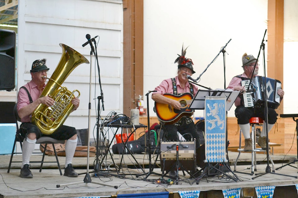 33597008_web1_221008-MRN-BT-OktoberfestPics_3