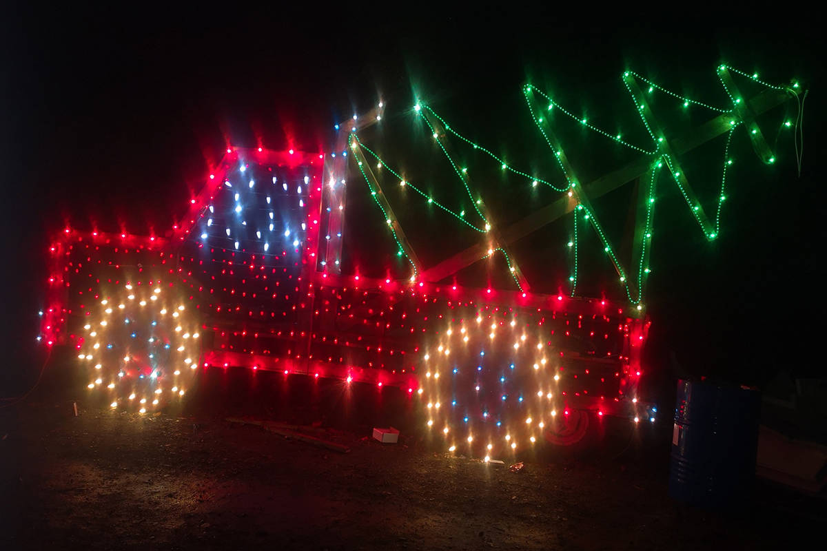 19654377_web1_191206-MCR-Christmas-lights_4