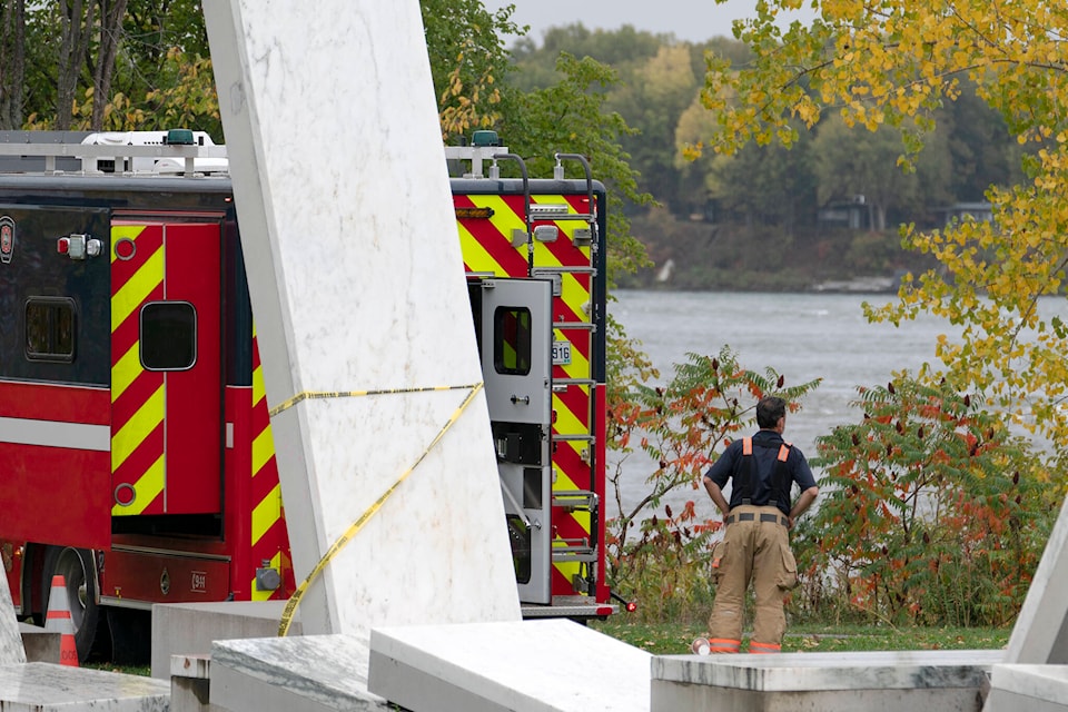 26857520_web1_211018CPW-Montreal-firefighter-dead-river-rescue-riverside_1