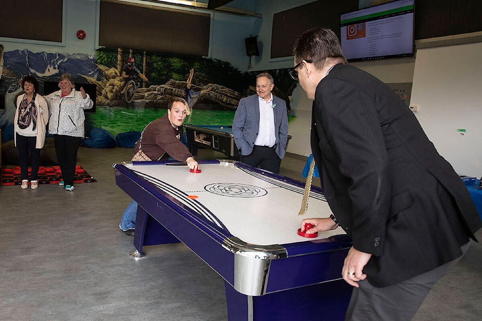 Mayor Paul Horn plays air hockey at the Mission Youth Centre while Mission-Maple Ridge NDP MLA Bob D’Eith waits his turn. Bob Friesen photo.