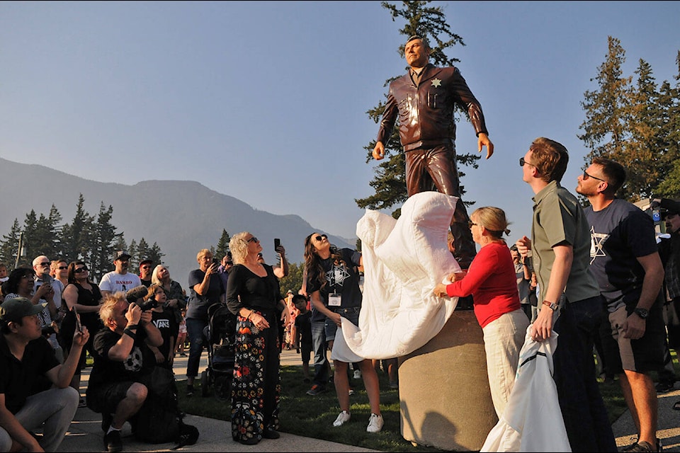 This carving of Sheriff Will Teasle from the movie Rambo First Blood, played by actor Brian Dennehy, was unveiled on Saturday, Oct. 8, 2022 during the Rambo First Blood 40th Anniversary celebrations in Hope. (Jenna Hauck/ Black Press Media)