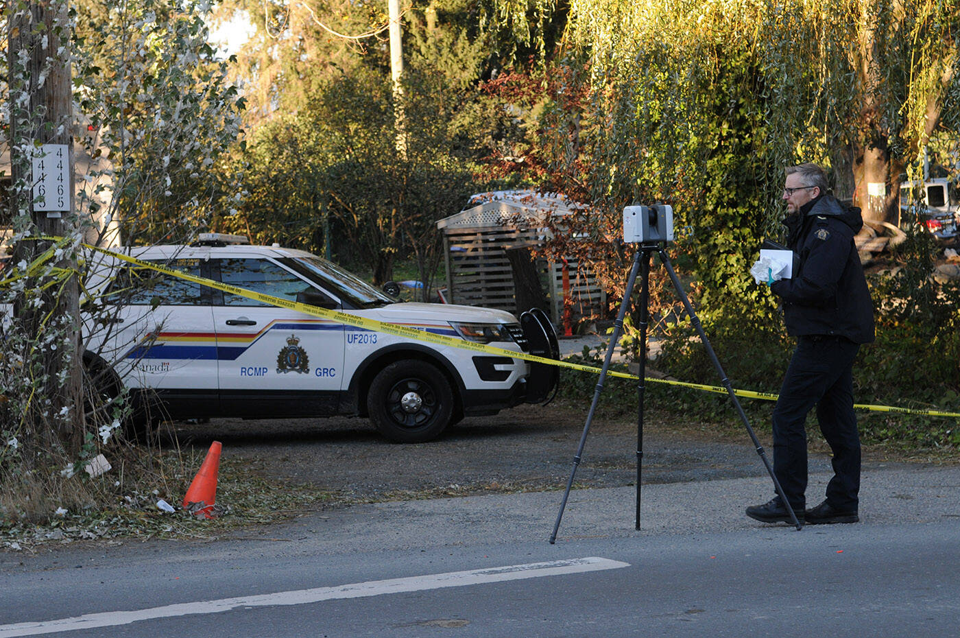 Police officers investigate a property on South Sumas Road in Chilliwack on Nov. 9, 2022 after two bodies were found inside a house there the day before. (Jenna Hauck/ Chilliwack Progress)