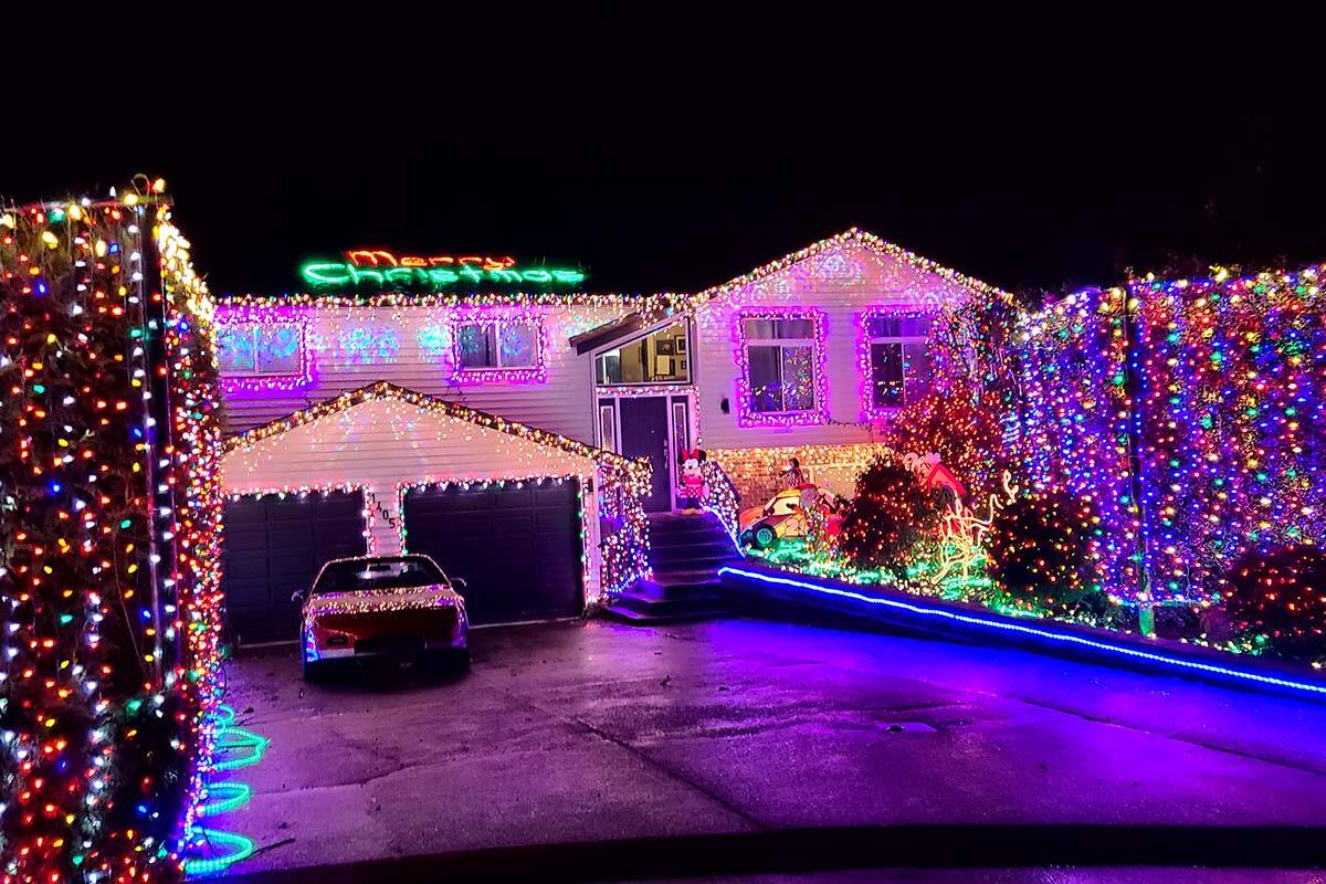 31146805_web1_221201-ABB-Christmas-light-list_4