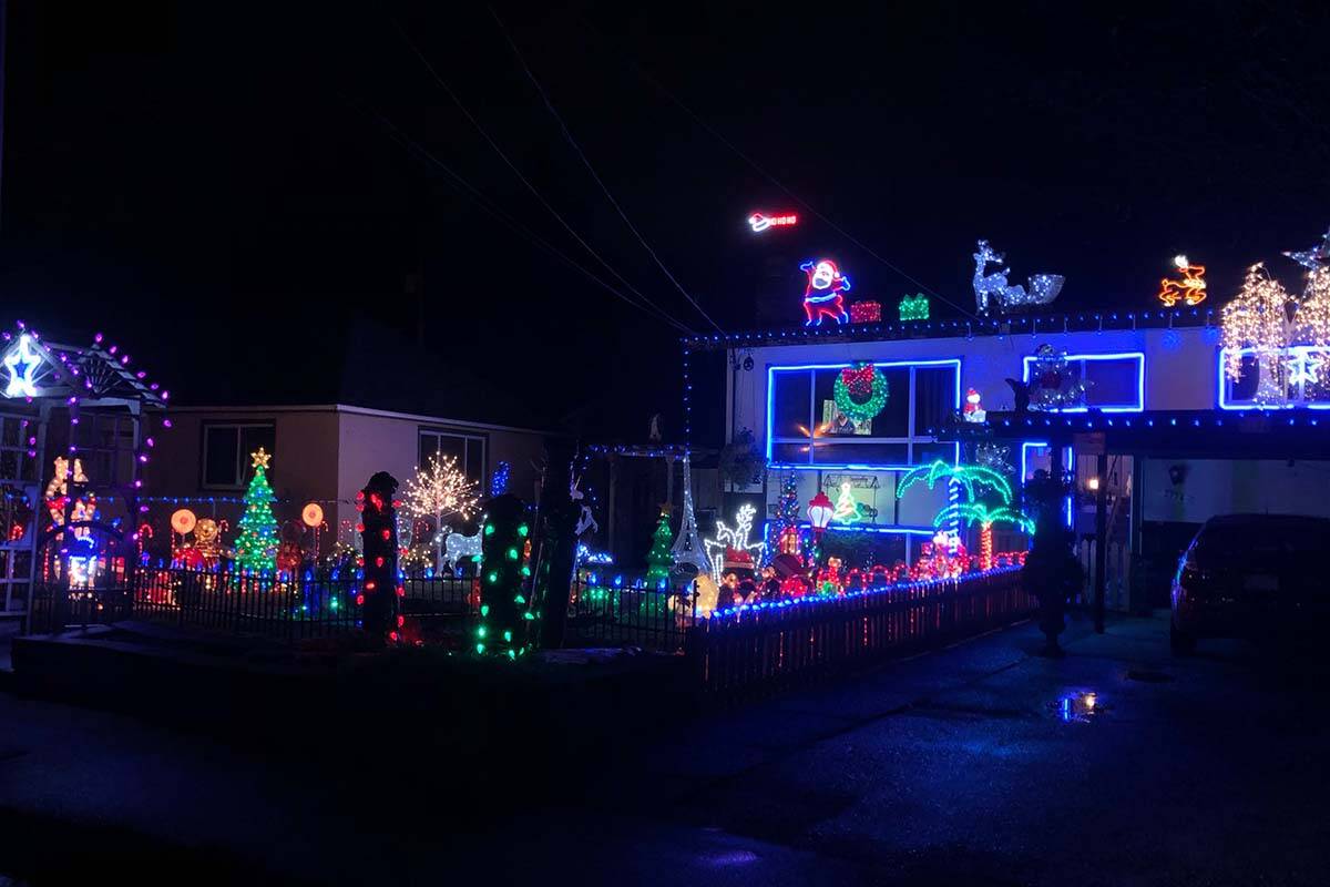 31146805_web1_221201-ABB-Christmas-light-list_12