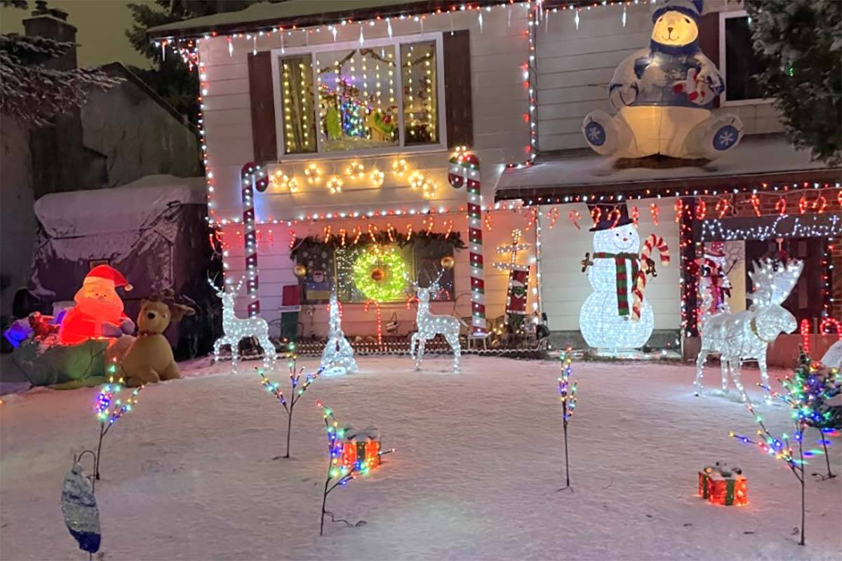 31146805_web1_221201-ABB-Christmas-light-list_15