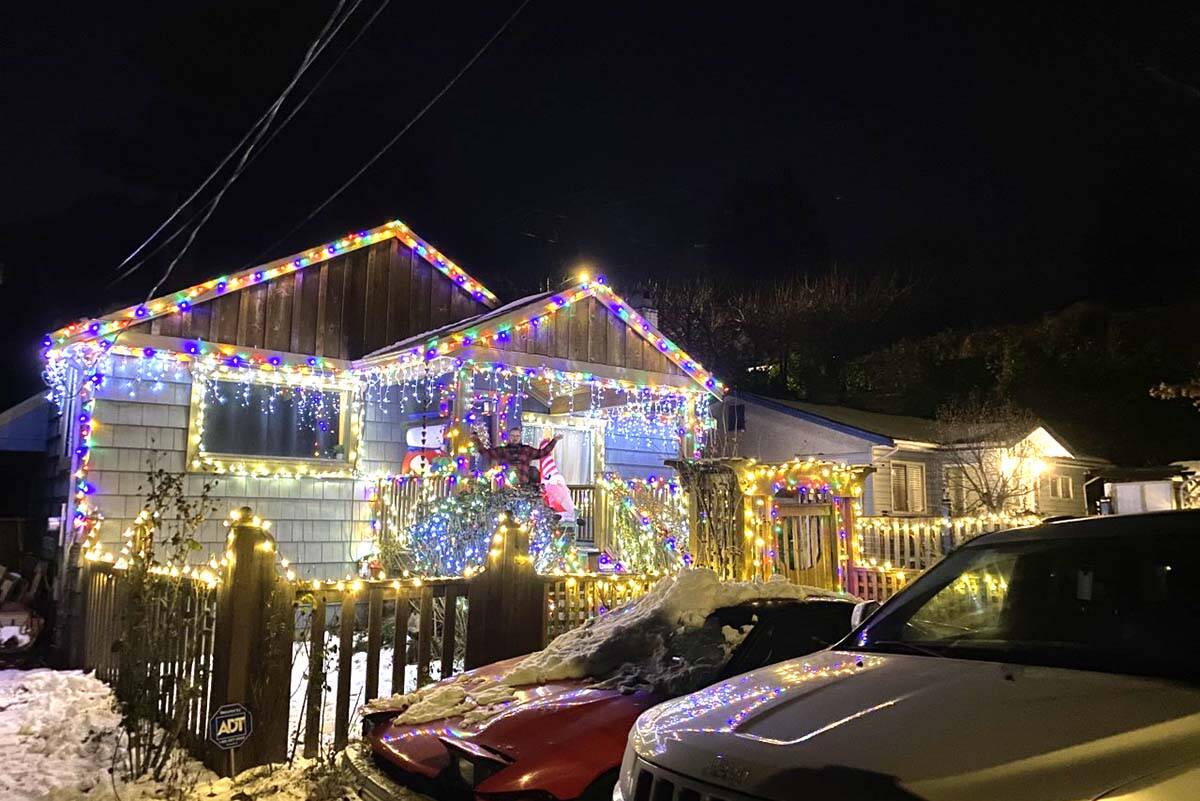 31146805_web1_221201-ABB-Christmas-light-list_16