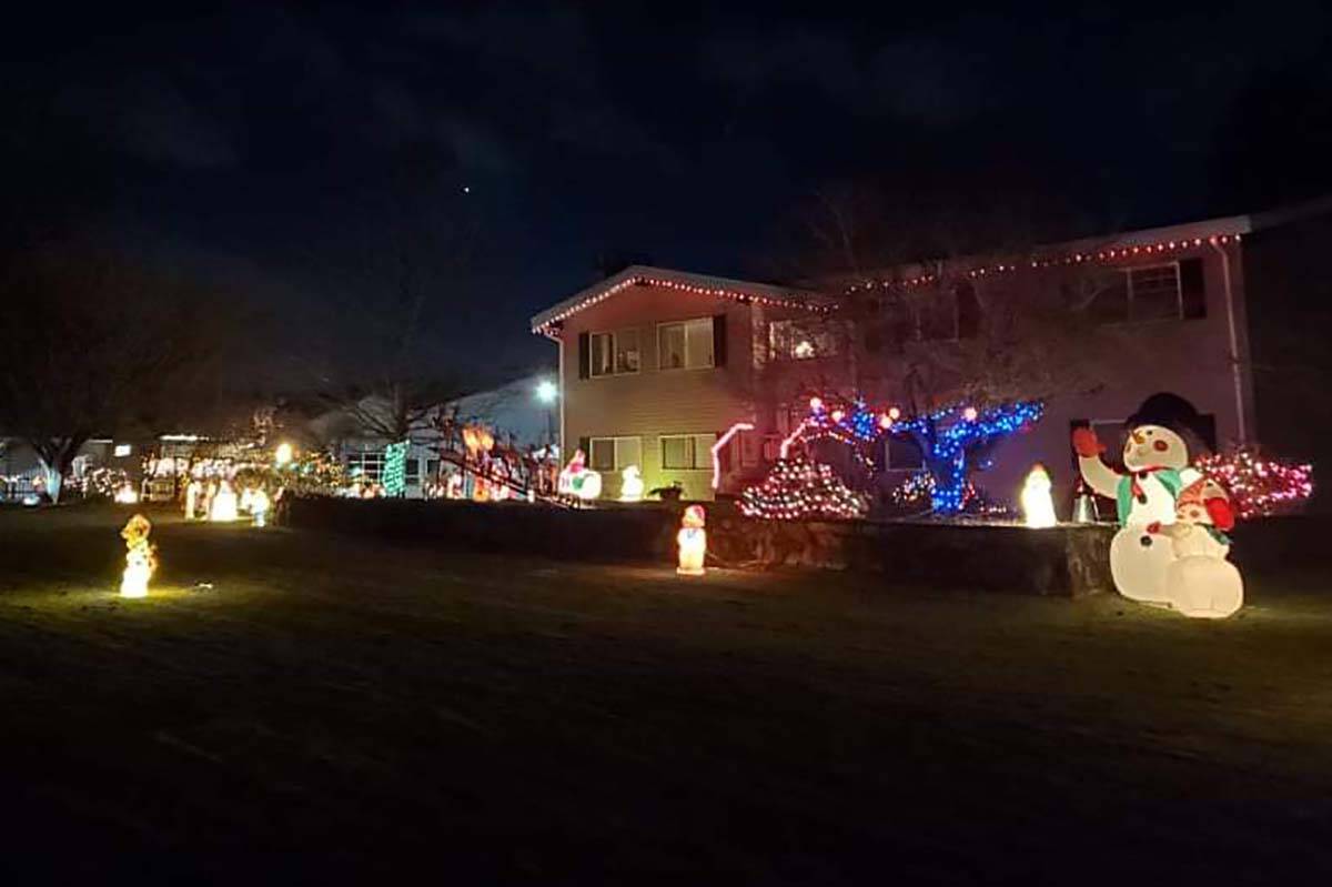 31146805_web1_221208-ABB-Christmas-lights-list_1