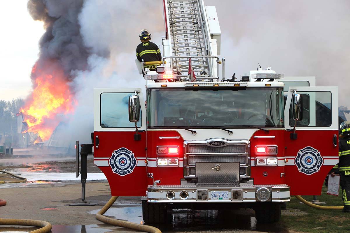 32577411_web1_230504-ABB-Barn-fire_3