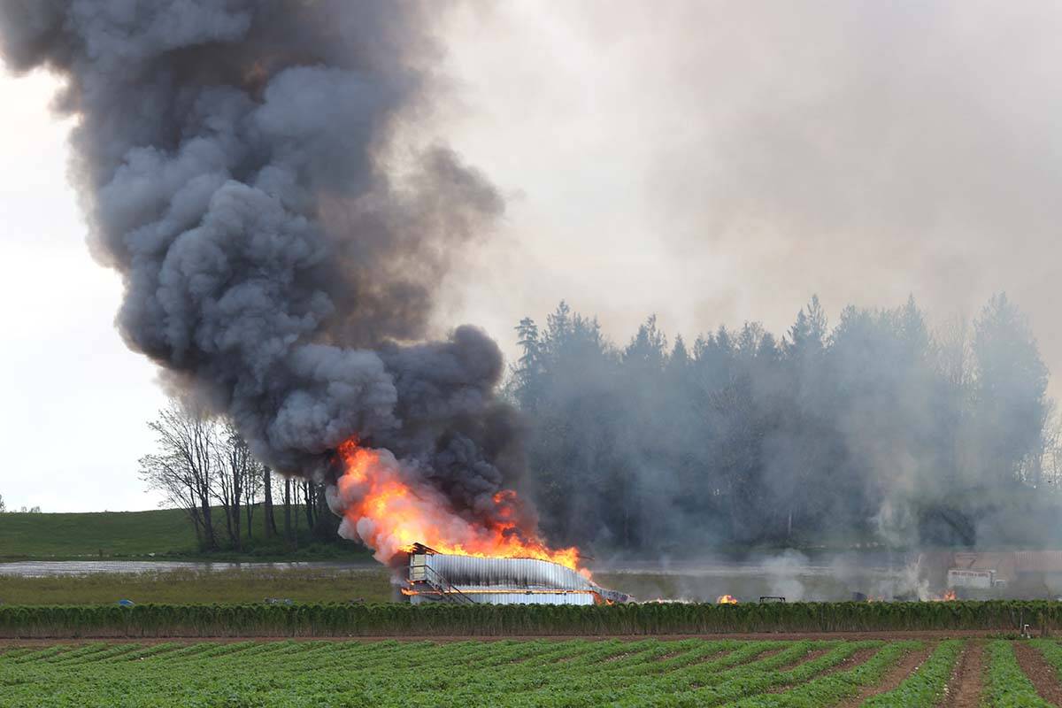 32577411_web1_230504-ABB-Barn-fire_6