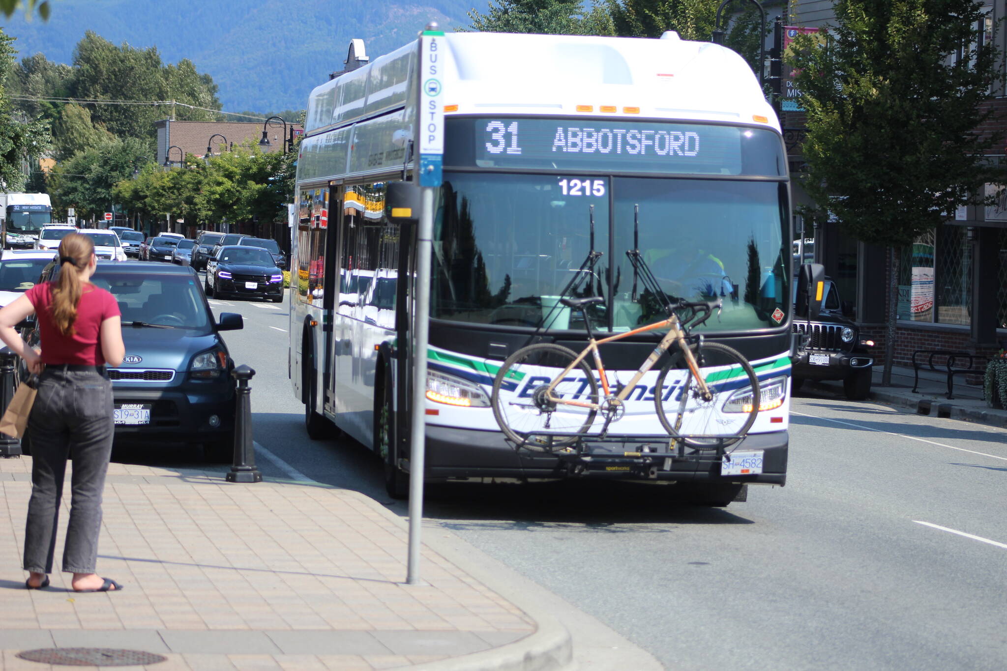 ANNE VALERIE HASHコート（VIA　BUS　STOP） H24104 on its first day in service running on the 133