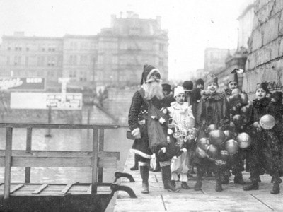 88735mondaymagPage19_fatherchristmas-Victoriacauseway-1917-courtesyofRoyalBCMuseum