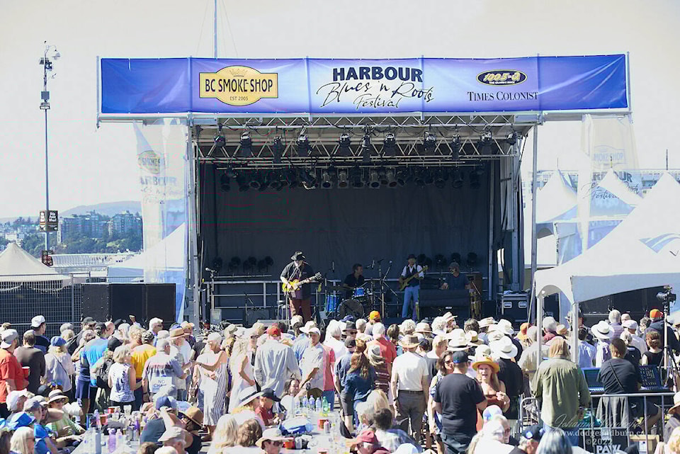 33344527_web1_230718-MMA-harbourblues-harbourblues_1