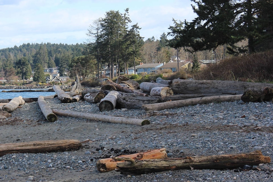 116588601_web1_lantzville-waterfront-beach-02-1