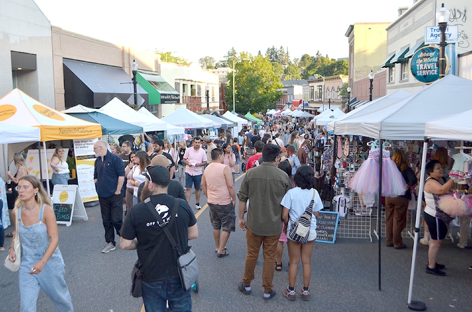 240612-nbu-night-market-2024-crowd_1