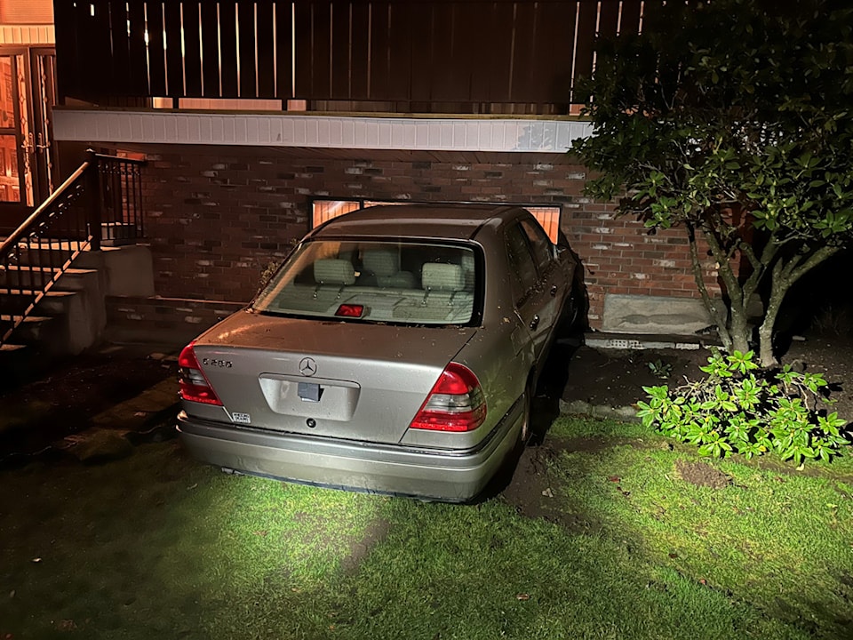 241202-nbu-thumbnail_vehicle-into-house
