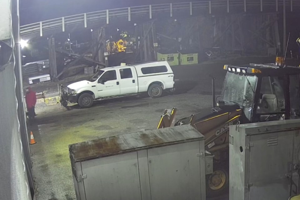 251008-nbu-stolen-white-rail-truck