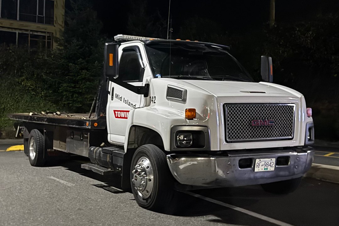 Tow truck worker injured avoiding vehicle on the highway in Nanaimo
